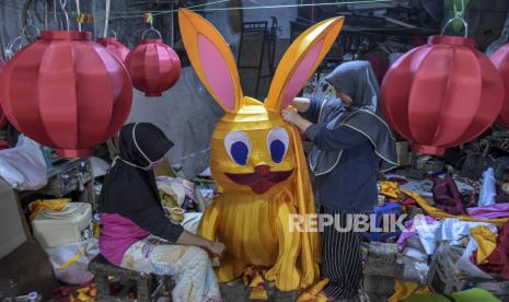 Pekerja menyelesaikan produksi lampion berbentuk kelinci di L&D Art Lamp, Jalan Gunung Batu, Kota Bandung, Rabu (4/1/2023). Berdasarkan keterangan pekerja, dua pekan jelang Tahun Baru Imlek 2023, berbagai macam lampion yang dijual dengan harga Rp100 ribu hingga Rp2,5 juta telah habis terjual ke berbagai kota di Indonesia. Republika/Abdan Syakura