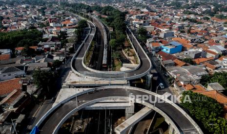 Suasana flyover tapal kuda di kawasan Lenteng Agung, Jakarta, Sabtu (14/11). Pengerjaan proyek flyover tapal kuda Lenteng Agung dan Tanjung Barat yang ditargetkan rampung pada Desember 2020 itu kini sudah mencapai 90 persen dan bisa mulai dioperasikan pada Januari 2021. Republika/Putra M. Akbar