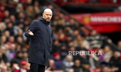  Pelatih kepala Manchester United Erik ten Hag memberi isyarat pada pertandingan sepak bola Liga Primer Inggris antara Manchester United dan Crystal Palace, di stadion Old Trafford di Manchester, Inggris, Sabtu (4/2/2023).