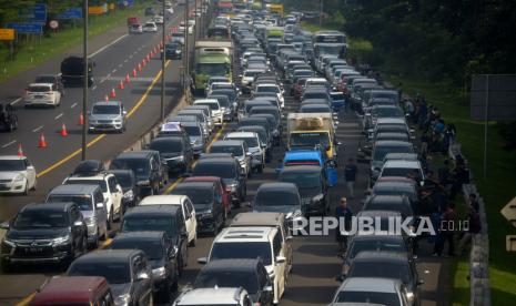 Sejumlah kendaraan terjebak kemacetan di Ruas Tol Jagorawi saat menuju kawasan Puncak, Ciawi, Bogor, Jawa Barat, Jumat (6/5/2022). Polres Bogor memprediksi puncak kepadatan kendaraan di kawasan Puncak Bogor mulai terjadi pada hari ini, Jumat (6/5/22) hingga Ahad (8/5/2022). Rekayasa lalulintas sistem one way pun diberlaukan untuk mengurai kepadatan pada pagi dan siang hari selain itu juga telah disiapkan jalur alternatif bagi masyarakat. Prayogi/Republika.