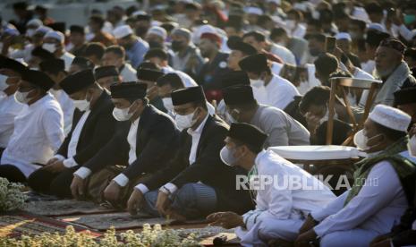 Gubernur DKI Jakarta Anies Baswedan (keempat kiri) bersama Wakil Gubernur DKI Jakarta Ahmad Riza Patria (ketiga kiri) mendengarkan khotbah usai melaksanakan Shalat Idul Adha 1443 Hijriah di Jakarta Internatioanl Stadium, Ahad (10/7/2022). Sapi kurban Anies di JIS bernomor 024 menuai polemik politik. (ilustrasi)