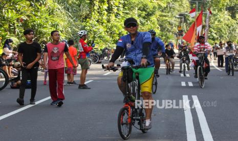 Warga bersepeda saat Hari Bebas Kendaraan Bermotor atau Car Free Day (CFD).. 