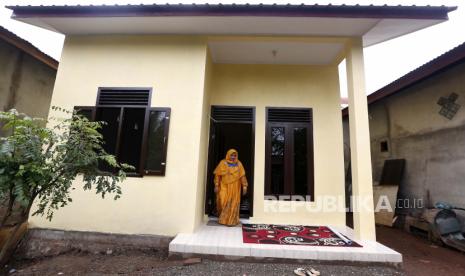 Warga keluar dari rumah sehat sederhana bantuan pemerintah dan anggota legislatif di Desa Ilie, Ulee Kareng, Banda Aceh, Senin (27/7/2020). Pemerintah melalui lembaga penyalur zakat Baitul Mal Banda Aceh sejak 2013 hingga pertengahan 2020 telah membangun dan merenovasi 231 unit rumah fakir miskin dan dhuafa yang tersebar di 90 Desa. Baitul Mal Aceh Pasang Patok di Tujuh Lokasi Aset Wakaf