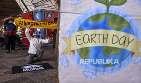 Seniman pantomim Wanggi Hoed menampilkan seni pantomim saat Aksi Hari Bumi 2021 di Jalan Cikapayang, Kota Bandung, Kamis (22/4). Aksi yang digelar serentak di 28 daerah tersebut sebagai bentuk kampanye Restore Our Earth atau Pulihkan Bumi Kita, memulihkan ekosistem dunia serta meminta peran seluruh masyarakat dan pemerintah Indonesia dalam melaksanakan sekaligus membuat kebijakan untuk energi bersih dan energi terbarukan yang ramah lingkungan. Foto: Republika/Abdan Syakura