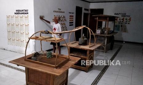 Poster sejarah angkringan dan benda koleksi di Museum Angkringan, Desa Ngerangan, Bayat, Klaten, Jawa Tengah, Rabu (25/1/2023). Di Museum Angkringan pengunjung bisa melihat perubahan peralatan angkringan yang digunakan dari masa ke masa. Selain itu, sejarah angkringan serta penyebaran angkringan di Indonesia bahkan sampai Jepang juga dijelaskan di sini. Diketahui hampir 70 persen warga Dusun Sawit, Desa Ngerangan merantau berbisnis angkringan.