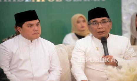 Ketua Umum Pengurus Besar Nahdlatul Ulama (PBNU) KH Yahya Cholil Staquf bersama Ketua Steering Commitee Satu Abad Nahdlatul Ulama (NU) Erick Tohir memberikan keterangan terkait puncak resepsi satu abad NU di Kantor Pusat PBNU, Jakarta, Jumat (27/1/2023). PBNU akan menggelar Puncak Resepsi Satu Abad NU yang dipusatkan di Stadion Gelora Delta Sidoarjo, Jawa Timur pada selasa 7 Februari 2023. Puncak Resepsi Satu Abad NU juga akan di isi oleh berbagai acara mulai dari yang bersifat ritual keagamaa, Kuliner, bazaar UMKM hingga hiburan rakyat yang diisi sejumlah artis dalam dan luar negeri.