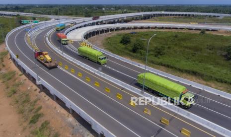 Sejumlah kendaraan melintas di simpang susun Jalan Tol Trans Sumatera (JTTS) ruas Kayu Agung - Palembang (Kapal) di Desa Ibul Besar III, Pemulutan, Ogan Ilir (OI), Sumatera Selatan, Rabu (8/9/2021).  Waskita Sriwijaya Tol memberlakukan pemotongan atau diskon tarif sebesar 50 persen selama periode Nataru.