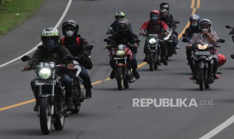 (ILUSTRASI) Sejumlah pemudik menggunakan motor.