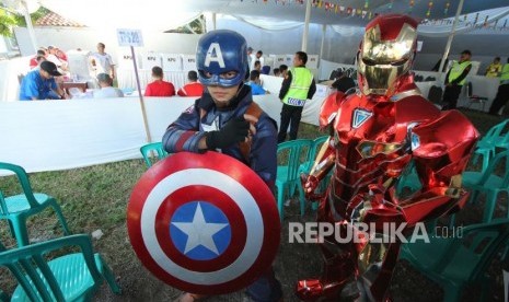 Dua petugas memakai kostum super hero dalam Pilkada Serentak 2018, di Tempat Pemungutan Suara (TPS) 20, 21 dan 22, di Cigadung, Kota Bandung, Rabu (27/6).