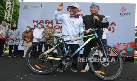 Wali Kota Bandung Yana Mulyana memberikan doorprize sepeda saat Peringatan Hari Lanjut Usia (lansia) Nasional Tingkat Kota Bandung 2022, di Plaza Balai Kota Bandung, Kamis (9/6). Acara yang bertajuk Lanjut Usia Sehat, Indonesia Kuat, Bandung Giat ini diisi dengan berbagai kegiatan, salah satunya Deklarasi Bandung Ramah Lanjut Usia dengan komitmen di antaranya mendukung aksebilitas layanan publik yang ramah lansia, memberikan perlindungan terhadap lansia dari kekerasan, diskriminasi dan perlakukan salah lainnya, serta mewujudkan Kota Bandung yang aman, bersih dan inklusif bagi lansia.