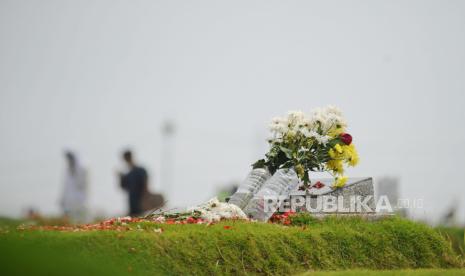 Taburan bunga disalah satu makam di TPU khusus Covid-19 Rorotan, Jakarta Utara, Senin (2/5/2022). Pada Hari Raya ilIdul Fitri 1443 Hijriah, sebagian umat muslim memanfaatakan waktu untuk melakukan ziarah  kubur untuk mendoakan keluarganya yang telah meninggal dunia. Republika/Thoudy Badai