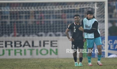 Kiper Timnas Indonesia Muhamad Riyandi (kanan) menghibur rekannya Yakob Sayuri (kiri) usai kalah dari Timnas Vietnam dalam pertandingan leg 2 babak Semi Final Piala AFF 2022 di Stadion Nasional My Dinh, Hanoi, Vietnam, Senin (9/1/2023). Indonesia gagal lolos ke babak final setelah kalah 0-2 dari Vietnam. 