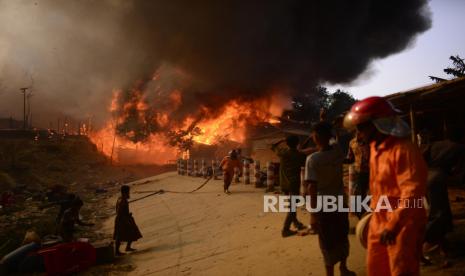 Pengungsi Rohingya berusaha memadamkan kebakaran besar di kamp Balukhali mereka di Ukhiya di distrik Cox