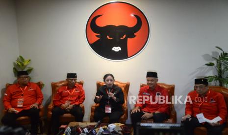 Ketua DPP PDIP Puan Maharani (tengah) bersama Bakal Calon Presiden PDIP Ganjar Pranowo (dua kanan) dan jajaran elit partai memberikan keterangan pers di sela Rakernas PDI Perjuangan di Sekolah Partai DPP PDIP, Jakarta, Selasa (6/6/2023). PDI Perjuangan mengajak seluruh kader untuk bergotong royong memenangkan Ganjar Pranowo dalam Pilpres 2024.  