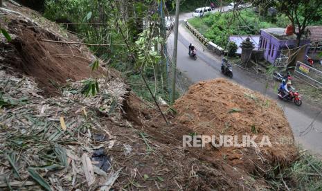 Masyarakat Bandung Raya diminta waspada terjadinya bencana alam akibat perubahan musim.