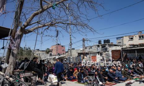 Warga Palestina melaksanakan salat Jumat pertama selama bulan suci Ramadhan di samping reruntuhan masjid yang dihancurkan sebelumnya akibat serangan Israel di Rafah, Jalur Gaza selatan, 15 Maret 2024.