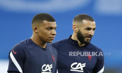  Pemain timnas Prancis Karim Benzema (kanan) dan Kylian Mbappe (kiri). Mbappe dikabarkan akan pindah ke Real Madrid untuk berduet kembali dengan Benzema. 