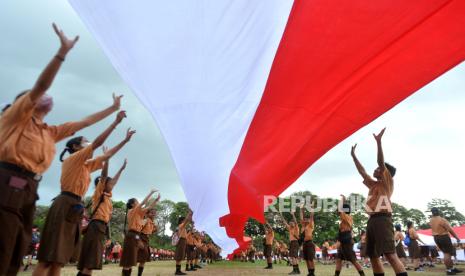 Pelajar membentangkan bendera merah putih saat mengikuti Kirab Merah Putih di Denpasar, Bali, Ahad (12/11/2023). Kirab bendera merah putih sepanjang 1.001 meter yang diikuti ribuan pelajar, personel TNI Polri dan berbagai kelompok masyarakat itu diselenggarakan untuk memperkuat rasa kebangsaan dan nasionalisme pada momentum Hari Pahlawan dan Sumpah Pemuda 2023. 