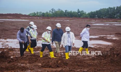 Kepala Badan Koordinas Penanaman Modal (BKPM) Bahlil Lahadalia (keempat kiri) didampingi Bupati Batang Wihaji (kedua kanan) meninjau Kawasan Industri Terpadu Batang (KITB) di Ketanggan, Kabupaten Batang, Jawa Tengah, Ahad (14/2/2021). Pada kunjungan tersebut, Kepala BKPM Bahlil Lahadalia menargetkan pada Mei 2021 pembangunan seluruh infrastruktur tahap pertama dengan luas 450 hektare yang terbagi menjadi tiga zona dapat selesai 100 persen.