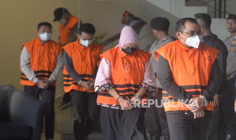 Para tersangka hasil kegiatan Operasi Tangkap Tangan (OTT) KPK di Kalimantan Selatan berjalan menuju ruangan konferensi pers di Gedung Merah Putih KPK, Jakarta, Selasa (8/10/2024).