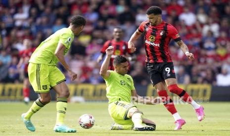 Pemain Manchester United Casemiro (tengah) berebut bola dengan pemain Bournemouth Dominic Solanke (kanan) pada pertandingan sepak bola Liga Premier Inggris antara Manchester United dan Bournemouth di Vitality Stadium, Bournemouth, Sabtu (20/5/2023).