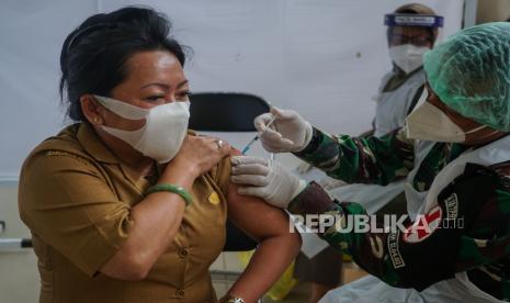 Petugas medis menyuntikan vaksin COVID-19 kepada seorang guru (ilustrasi). Anggota Komisi IX DPR, Kurniasih Mufidayati menilai pemberian prioritas kepada lansia dan guru, memang harus dilakukan oleh pemerintah.