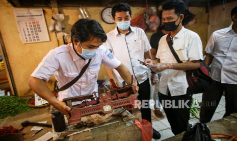 Petugas UPT Metrologi Legal melakukan uji tera pedagang di Pasar Anyar, Kota Tangerang, Banten, Rabu (16/9/2020). 