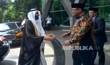 Arab Saudi tak Wajibkan Vaksin Meningitis untuk Umroh, Ini Reaksi PPIU. Foto: Menteri Agama Yaqut Cholil Qoumas menerima kunjungan Menteri Haji dan Umrah Arab Saudi Tawfiq F Al Rabiah untuk melakukan pertemuan di Kantor Kementerian Agama, Jakarta, Senin (24/10/2022). Pertemuan tersebut membahas terkait peningkatan kualitas layanan dan kemudahan dalam penyelenggaraan ibadah haji dan umrah bagi jemaah Indonesia. Prayogi/Republika