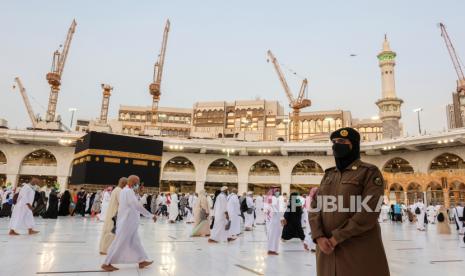 Kemenag Rencanakan Rapat Bahas Aturan Umroh dengan Saudi. Polisi wanita Arab Saudi berjaga di Masjdil Haram.