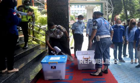 Petugas menyemprotkan disinfektan pada berkas-berkas yang dibawa sebelum Ketua Umum Partai Demokrat Agus Harimurti Yudhoyono (AHY) tiba di Kantor Direktorat jenderal aAdministrasi Hukum Umum Kementerian Hukum dan HAM, Kuningan Jakarta, Senin (8/3). Tujuan kedatangan AHY beserta jajaran pengurus tingkat daerah tersebut ingin menyampaikan pada Kemenkumham, jika kongres luar biasa (KLB) yang digelar kubu Moeldoko di Deli Serdang, Sumatera Utara (Sumut), ilegal.Prayogi/Republika.