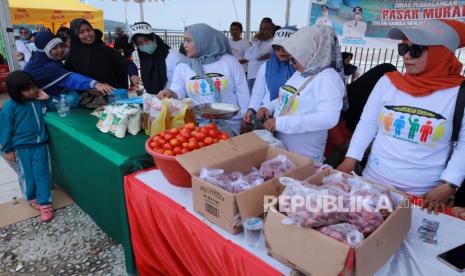 Seorang warga membeli kebutuhan pokok di pasar murah yang di gelar Tim Pengendalian Inflasi Daerah (TPID) di Mamuju, Sulawesi Barat, Ahad (5/3/2023). Pasar murah yang menyediakan paket sembako bersubsidi tersebut merupakan salah satu upaya dan strategi TPID untuk mengendalikan laju inflasi dan menjaga stabilitas harga kebutuhan pokok. 