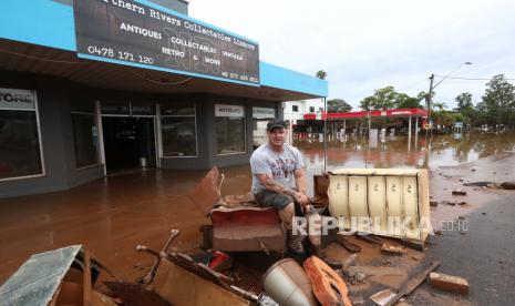 Pemilik bisnis barang koleksi Northern Rivers Adam Bailey memulai pembersihan di Lismore Central Business District di Lismore, New South Wales, Australia, 03 Maret 2022. Ribuan penduduk Australia terpaksa mengungsi akibat banjir di wilayah itu. 