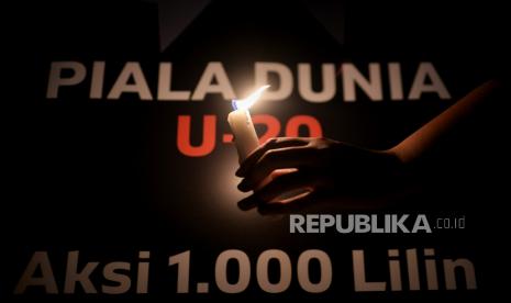 Suporter sepak bola Indonesia melakukan aksi 1.000 lilin di halaman Gedung Joang 45, Jakarta, Selasa (4/4/2023). Aksi tersebut sebagai bentuk kekecewaan sejumlah suporter atas dibatalkannya perhelatan Piala Dunia U-20 2023 di Indonesia.