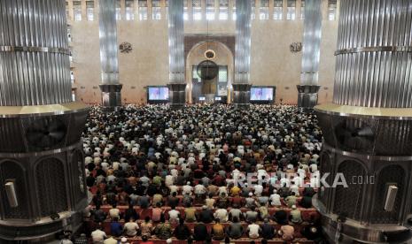 Jamaah di Masjid Istiqlal Jakarta