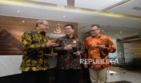 Direktur Utama PT Bank Muamalat Indonesia Tbk Indra Falatehan (tengah), bersama SEVP Human Capital Bank Muamalat Riksa Prakoso (kiri) dan Head of Human Capital Strategy & Development Bank Muamalat Anton Hendrianto memperlihatkan plakat Stellar Workplace Award 2023 di Muamalat Tower, Jakarta, Jumat (10/11/2023). Bank Muamalat meraih penghargaan pada kategori Stellar Workplace Recognition in Employee Commitment dan Stellar Workplace Recognition in Employee Satisfaction. 