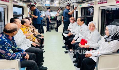 Presiden Joko Widodo dan Ibu Iriana Joko Widodo bersama pimpinan lembaga negara, para menteri Kabinet Indonesia Maju, serta Ibu OASE KIM menggunakan LRT dari Stasiun LRT Harjamukti, Depok menuju Stasiun Cawang, Jakarta Timur pada Senin, 28 Agustus 2023