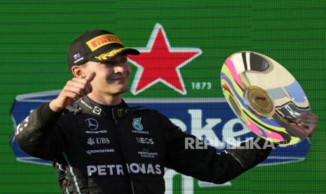 Pembalap Formula Satu Inggris George Russell dari Mercedes-AMG Petronas merayakan di podium setelah Grand Prix Formula Satu Australia di Sirkuit Albert Park di Melbourne, Australia, 10 April 2022.