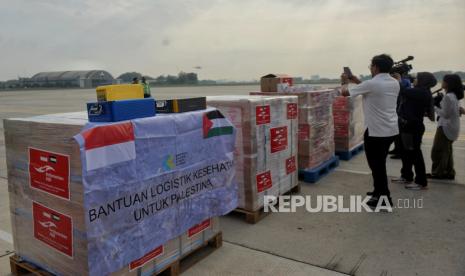 Deretan bantuan kemanusiaan untuk Palestina disimpan di area Pangkalan TNI AU Halim Perdanakusuma, Jakarta, Senin (20/11/2023). Pemerintah Indonesia bersama perusahaan dan donatur kembali mengirimkan bantuan kemanusiaan ke Palestina sebanyak 21 ton yang terdiri dari bantuan logistik,  alat medis dan obat-obatan.