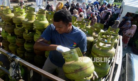 Petunias mempersiapkan elpiji bersubsidi 3 kilogram saat operasi pasar murah di Pasar Tani Banda Aceh, Aceh, Rabu (21/2/2024). Pemerintah Aceh bekerja sama dengan sejumlah BUMN dan pedagang menggelar Pasar Tani  dengan menyediakan bahan pangan harga subsidi termasuk alpiji 3 kilogram dalam upaya pemenuhan kebutuhan masyarakat, stabilitasi harga dan pengendalian inflasi daerah. 