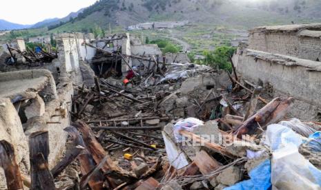 Orang-orang yang terkena dampak gempa menunggu bantuan di desa Gayan di provinsi Paktia, Afghanistan, 23 Juni 2022. Lebih dari 1.000 orang tewas dan lebih dari 1.500 lainnya terluka setelah gempa berkekuatan 5,9 melanda Afghanistan timur sebelum fajar pada 22 Juni, Bakhtar yang dikelola negara Afghanistan Kantor Berita melaporkan. Menurut pihak berwenang, jumlah korban tewas kemungkinan akan meningkat.