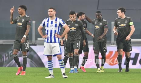  Bruno Fernandes dari Manchester United bergembira bersama rekan-rekan setimnya setelah memimpin 2-0 pada pertandingan leg pertama babak 32 besar Liga Europa UEFA, Manchester United FC vs Real Sociedad de Futbol di stadion Allianz di Turin, Italia, 18 Februari 2021.