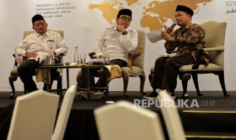 PBNU Harap Fikih Peradaban Jadi Wacana Global. Foto:   Dekan Fakultas Syariah UIN KHAS Jember Noor Harisudin (kanan) bersama Guru Besar UIN Sunan Ampel Surabaya Aswadi (kiri) dan Guru Besar Fakultas Syariah dan Hukum UIN Syarif Hidayatullah Jakarta Ahmad Tholabi Kharlie (tengah) saat mengisi sesi diskusi Bincang Pakar dalam rangkaian acara Muktamar Internasional Fikih Peradaban di di Hotel Shangri la, Surabaya, Jawa Timur, Ahad (5/2/2023). Diskusi tersebut membahas tentang sudut pandang syariat islam untuk masa depan peradaban dalam tinjauan fikih dengan tujuan dapat melahirkan peradaban yang lebih baik bagi semua umat.