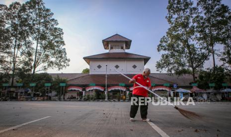 Petugas kebersihan membersihkan area parkir bus di Terminal Poris Plawad, Kota Tangerang, Banten, Jumat (22/5/2020). Terminal tipe A yang melayani perjalanan Antar Kota Antar Provinsi (AKAP) dan Antar Kota Dalam Provinsi (AKDP) tersebut tidak beroperasi sebagai tindak lanjut peraturan larangan mudik bagi masyarakat