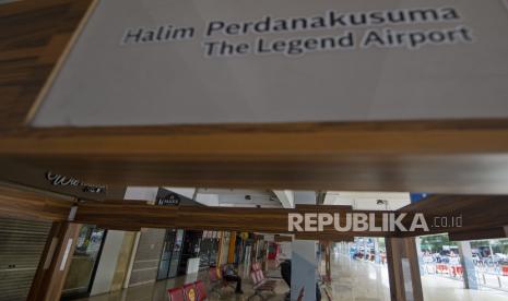 Warga duduk di Bandara Halim Perdanakusuma yang sepi di Jakarta, Kamis (7/5/2020). Meski penerbangan domestik dengan ketentuan khusus mulai dibuka, Bandara Halim Perdanakusuma masih belum melayani penerbangan domestik