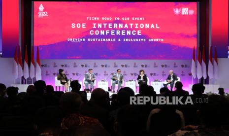 Wakil Menteri II Kementerian BUMN Kartika Wirjoatmodjo (tengah) bersama bersama CEO Finastra PLC Simon Paris (kedua kiri), Pusat Pengembangan Global Liliana Rojas Suarez (kedua kanan), dan Professor Harvard Kennedy School Jay K Rosengard (kanan) pada acara panel IV State-Owned Enterprises (SOE) International Conference di Bali Nusa Dua Convention Center (BNDCC), Bali, Senin (17/10/2022). SOE International Conference yang mengangkat tema 