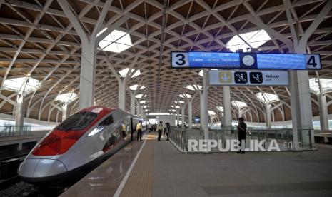 Penumpang bersiap memasuki gerbong kereta cepat Whoosh di Stasiun Halim, Jakarta, Jumat (13/10/2023). Whoosh Experience Program terus mendapat sambutan hangat dari masyarakat. Setelah sukses dengan tahap pertama pada 3-7 Oktober 2023 dan tahap 2 pada 8-10 Oktober 2023 dengan total penumpang mencapai 18 ribu orang, KCIC kembali membuka kesempatan kepada masyarakat yang ingin merasakan pengalaman perjalanan Jakarta-Bandung dengan Kereta Cepat pertama di Asia Tenggara secara gratis untuk periode 11-16 Oktober 2023. Untuk rute Jakarta-Bandung, keberangkatan dari stasiun Halim kini tersedia pada pukul 8.45, 10.20, 15.35, dan 17.35. Untuk rute Bandung-Jakarta, keberangkatan dari stasiun Tegalluar akan tersedia pada pukul 8.45, 10.20, 15.35, dan 17.35.