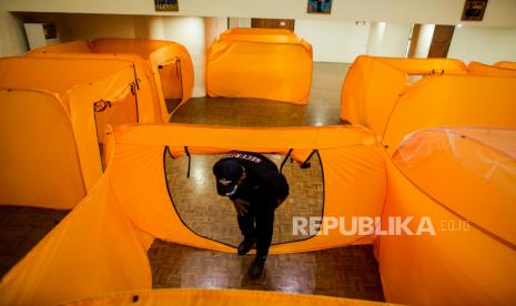 Petugas mengecek tenda untuk tempat karantina pasien reaktif COVID-19 di Balai Latihan Kesenian Jakarta Pusat, Jakarta, Ahad (17/5). Fasilitas tempat karantina tersebut disiapkan untuk pasien reaktif COVID-19 guna menghadapi lonjakan kasus positif COVID-19 di Provinsi DKI Jakarta yang hampir mencapai enam ribu kasus