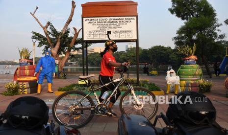 Warga melintas di dekat karya instalasi waspada COVID-19 di kawasan Danau Sunter, Jakarta, Rabu (2/9/2020). Berdasarkan data Satgas Penanganan COVID-19, angka penyebaran COVID-19 masih tinggi yakni terhitung hingga Rabu (2/9) terdapat 180.646 kasus dengan penambahan 3.075 kasus baru. 