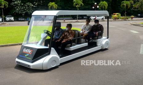 Uji coba kendaraan listrik Gadjahmada Airport Transporter Electronic (GATe) saat serah terima unit ke PT Angkasa Pura I di Balairung UGM, Yogyakarta, Jumat (4/3/2022). Sebanyak tujuh unit GATe dipesan oleh Kementerian Perhubungan yang akan digunakan di bandara. GATe memiliki kapasitas 4 sampai 6 orang dengan kecepatan 21 km/ jam.