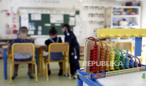 Murid menghadiri kelas selama pembukaan kembali di sekolah dasar Victor Schoelcher di Montpellier, Prancis, 01 September 2020. Anak-anak Prancis kembali ke sekolah pada 01 September ketika Prancis menghadapi peningkatan penyebaran virus corona SARS-CoV-2 yang menyebabkan penyakit Covid-19 . Kasus di Prancis meningkat dalam beberapa pekan terakhir.